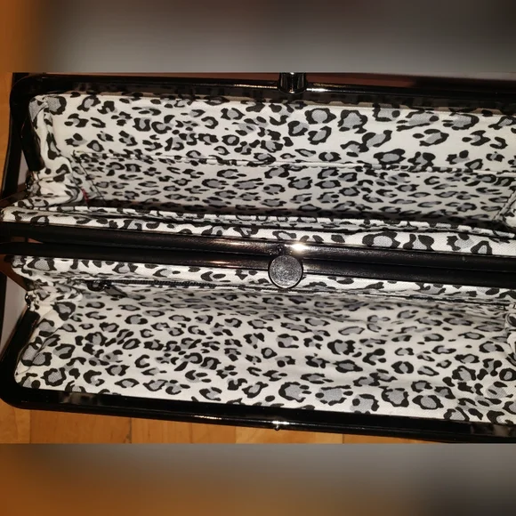 Kenneth Cole Black lambskin Leather Double kiss lock magnet multiple slits purse - Picture 4 of 14